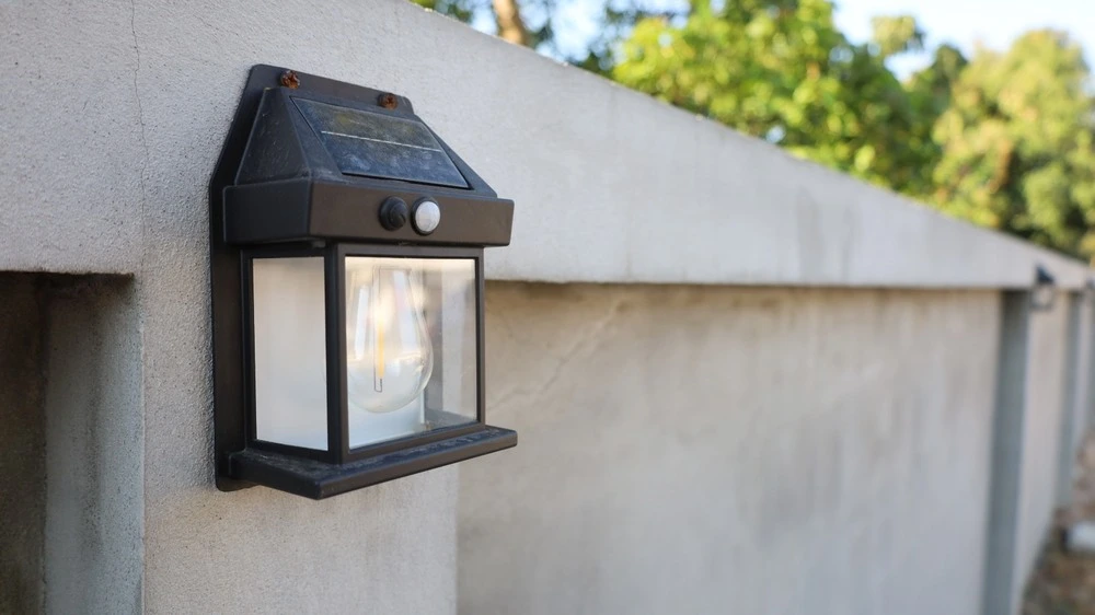 solar-powered-led-fence-lights-close
